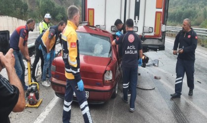 Tokatta otomobil tırın altına girdi: 3 ölü