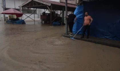 Trabzon’da sağanak; yollar göle döndü (2)