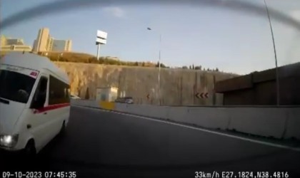 Trafikte dehşeti yaşadılar: Seyir halindeyken üzerlerine servis aracı devrildi