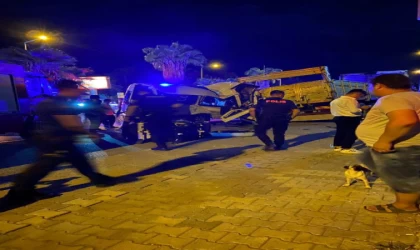 Tur minibüsü, kamyona çarptı: İsviçreli doktor öldü, 11 yaralı