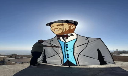 Uçurtma ustası, Atatürk posterli uçurtmasını Cumhuriyetin 100’üncü yılı için uçurdu