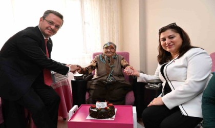 Vali Enver Ünlü ve Eşi Sema Ünlü, Cumhuriyetle yaşıt Ayşe teyzenin 100. yaşını kutladı