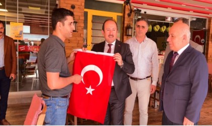 Vali Pehlivandan vatandaşa Türk bayraklı kutlama