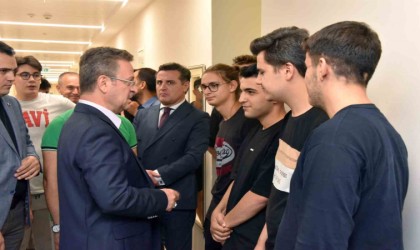 Vali Ünlü, KYKda öğrencilerle buluştu