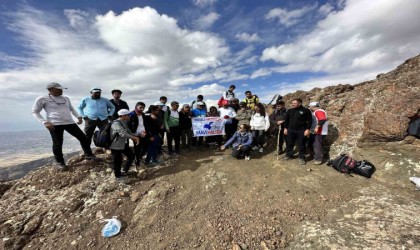 Van Gölünün temiz kalması için Erek Dağına tırmandılar