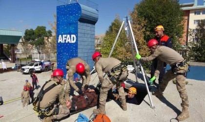Vanda PÖH ve jandarmadan nefes kesen deprem tatbikatı