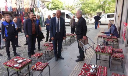 Vanda zabıta yaka kamerasıyla kaldırım denetimi yaptı