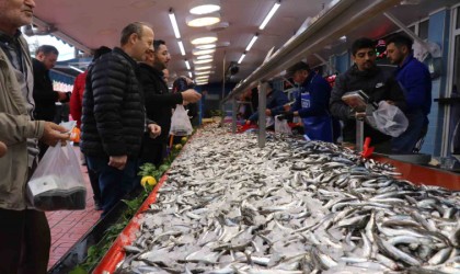 Vatandaş hamsi tezgahlarına akın etti