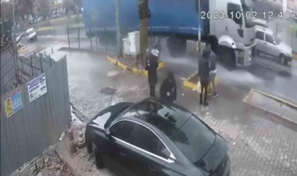 Vatandaşların yolun karşısına geçme mücadelesi kamerada