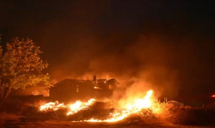 Yakılan kuru otlardan sıçrayan alevler 2 katlı evi kullanılmaz hale getirdi