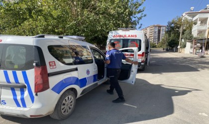 Yerde hareketsiz yatan kadın ekipleri harekete geçirdi