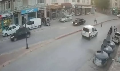 Yola fırlayan çocuğa aracın çarpması kamerada