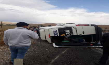 Yolcu minibüsü devrildi: 10 yaralı