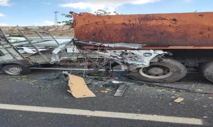Yolcu minibüsü, park halindeki kamyona arkadan çarptı: 5 ölü, 5 yaralı