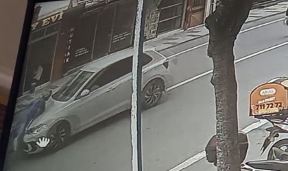 Yolun karşısına geçen yaşlı kadına çarptı: Kaza anı kamerada