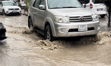 Yüksekovada caddeler göle döndü, araçlar suya gömüldü