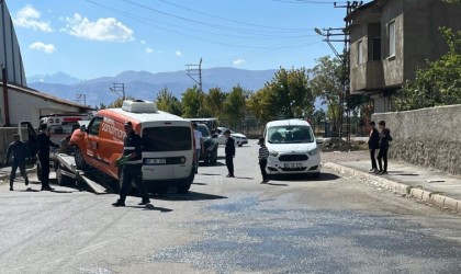 Yüksekovada minibüs ile kamyonet çarpıştı: 3 yaralı