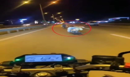 2 motosikletli yüzüstü yatarak yarıştı