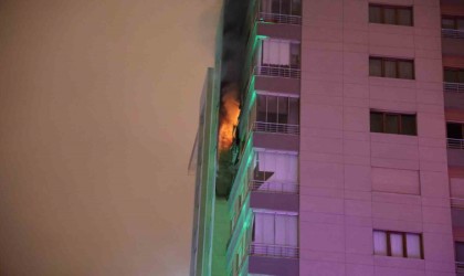8. katta çıkan yangında alevler 9. kata sıçradı