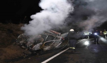 Ağaç yüklü traktör ile çarpışan kamyonet alev aldı: 5 yaralı