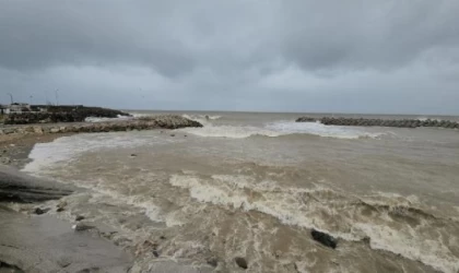 Akçakoca’da fırtınada dev dalgalar dalgakıranları aştı