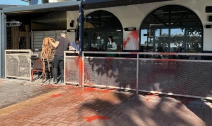 Alanya’da 5 iş yerine kırmızı boyalı saldırı 