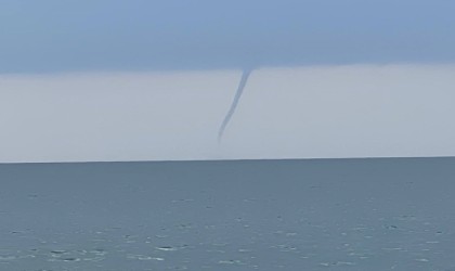 Alanyada denizde görünen hortum karaya çıkmadan kayboldu