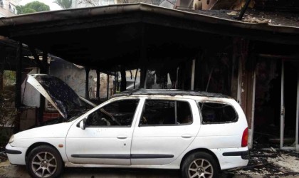Alev topuna dönen 2 katlı bina yangınında eşinin otomobili küle dönen adam isyan etti