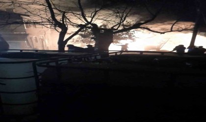 Alevlere teslim olan ahşap ev kullanılmaz hale geldi