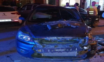 Alkollü sürücünün karıştığı kazada, araçların arasında kalan yayanın bacağı koptu