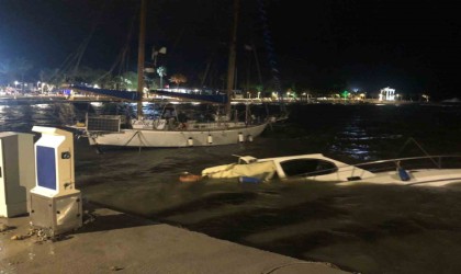 Antalyada dalgalar sahile vurdu: Fırtına balıkçı teknelerini batırdı