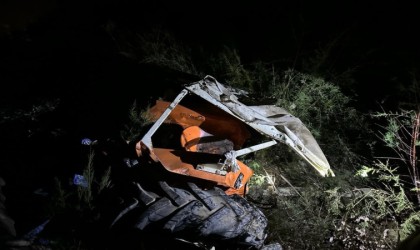 Antalyada traktör devrildi: 1i ağır 2 yaralı