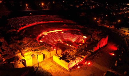 Antik kent lösemili çocuklar için turuncuya büründü