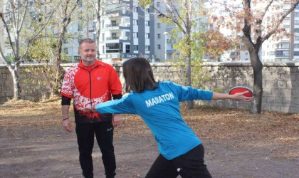 Antrenörlere taş çıkaran öğretmen