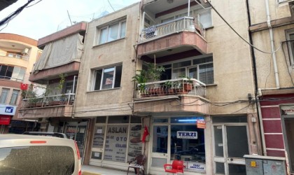 Apartmandan gelen kokular polisi harekete geçirdi