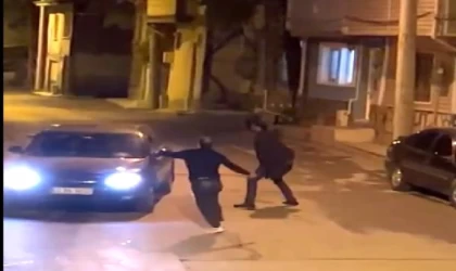 Araçlara ve polise saldıran alkollü şüpheli adli kontrolle serbest