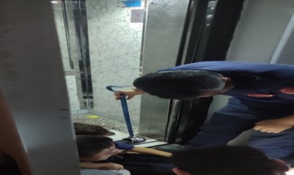 Ayağı asansöre sıkışan çocuğu itfaiye kurtardı