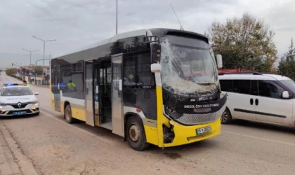 Aynı yöne giden halk otobüsleri çarpıştı: 3 yaralı