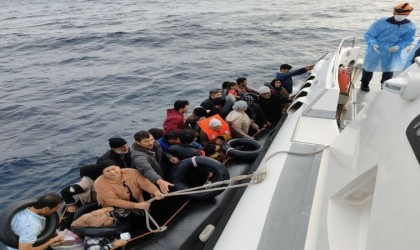 Ayvacık açıklarında lastik botları arızalanan ve sürüklenen 36 kaçak göçmen kurtarıldı