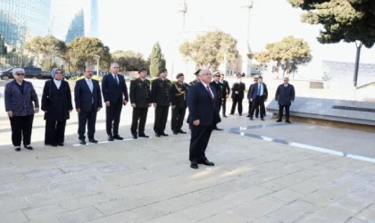 Bakan Güler, Azerbaycan’da Türk Şehitliğini ziyaret etti