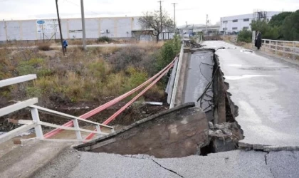 Balıkesir’de kuvvetli yağış sırasında köprü kısmen çöktü
