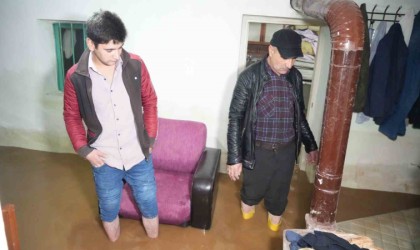 Balıkesirde sağanak yağış ve lodos fırtınası hayatı olumsuz etkilemeye devam ediyor