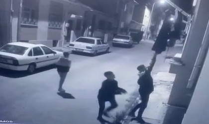 Balkonda asılı çamaşırları çalarak kaçtılar