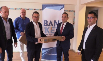 Bandırmada devlet okullarına vakıftan, bilgisayar desteği