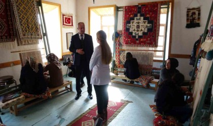 Başkan Akmandan kilim ve halı dokuma kursuna ziyaret