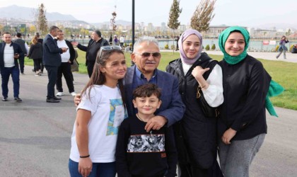 Başkan Büyükkılıç, Millet Bahçesini dolduran vatandaşlarla buluştu