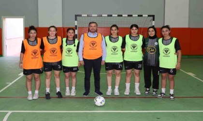 Başkan Kocaispir, kız futsal takımı ile maç yaptı
