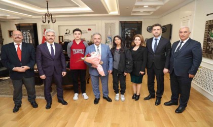 Başkan Yalçına Öğretmenler Gününde anlamlı ziyaret