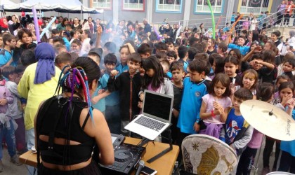 Beni başkan seçin, görün dedi, okula DJ getirdi