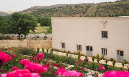 Berdan Mardini Kral Charlesa kendi parfümlerinden gönderdi